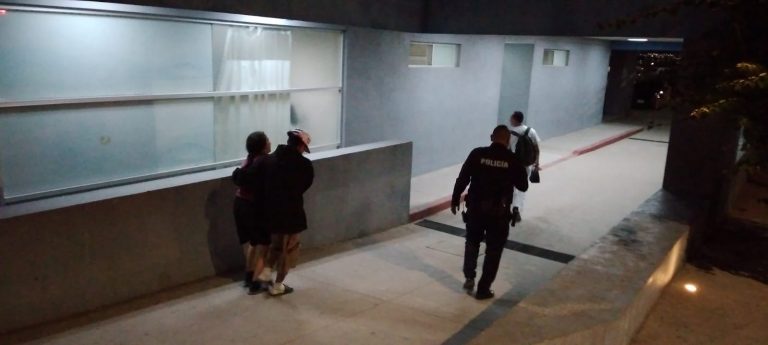 Policías de Aguascalientes ayudan a conductora en labor de parto