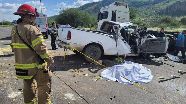 Accidente en carretera de Cosío deja dos fallecidos y tres heridos