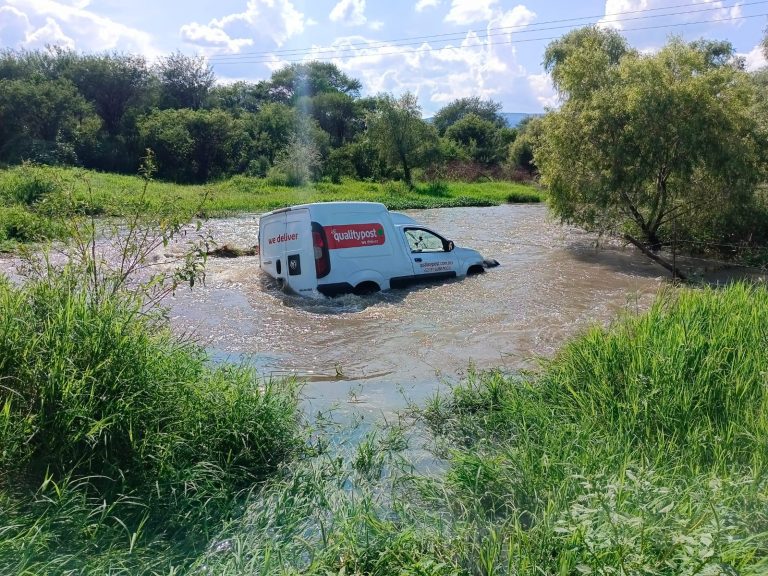 Policías rescataron a conductor arrastrado por Río Calvillo