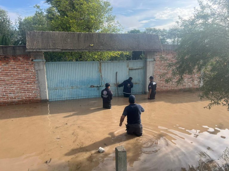 Policías y bomberos auxiliaron a familias tras inundaciones en El Llano