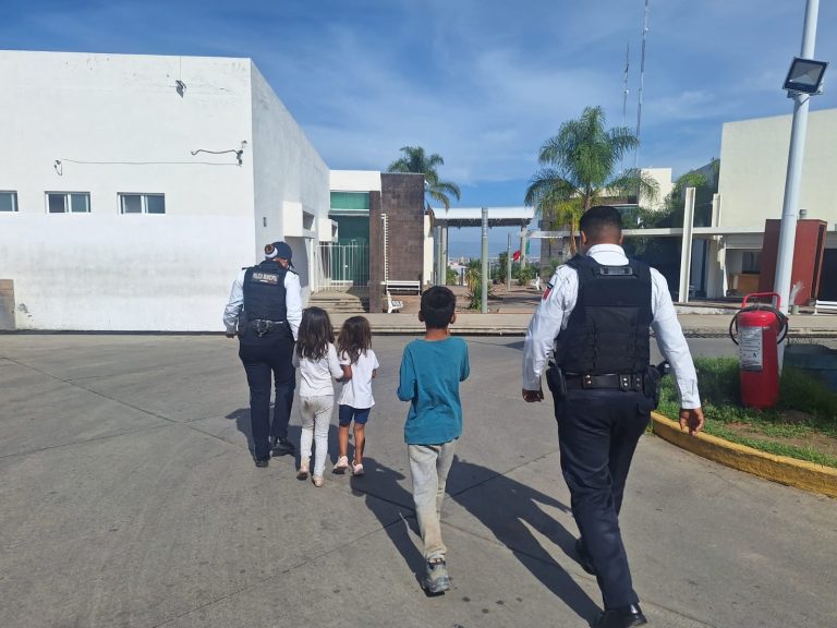 Policía Municipal rescata a tres niños encerrados en domicilio