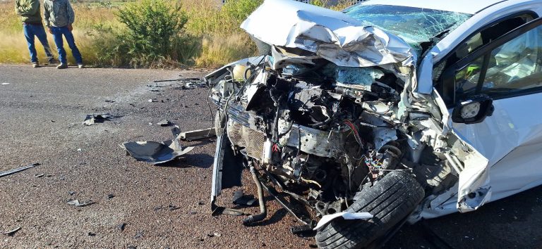 Mujer muere tras impactar su auto contra un tractor en Asientos