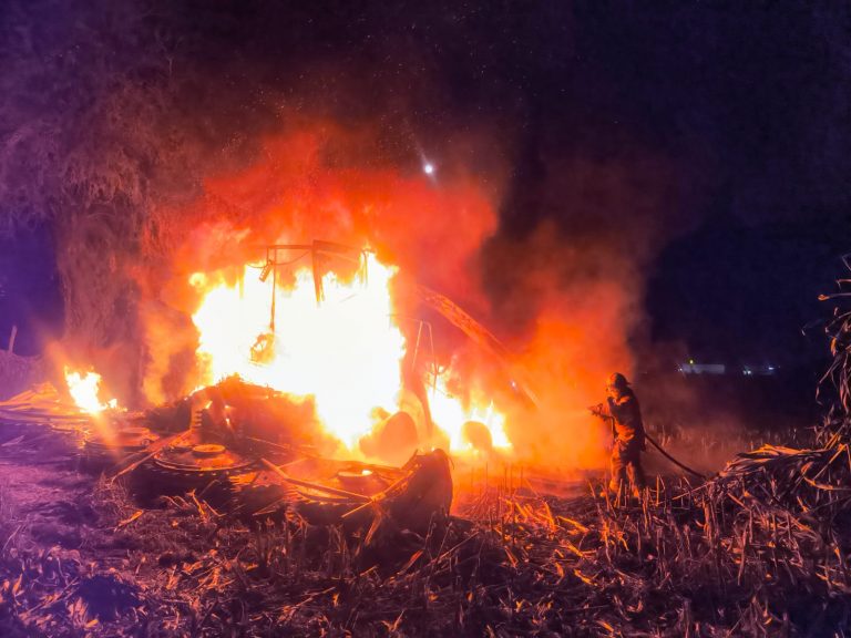 Incendio consume máquina ensiladora en San Francisco de los Romo