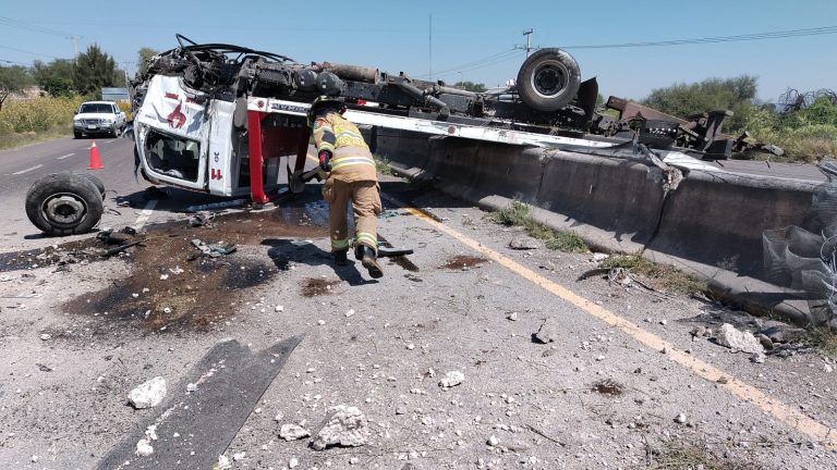 Grúa se vuelca en carretera de Cosío; conductor resulta con lesiones leves