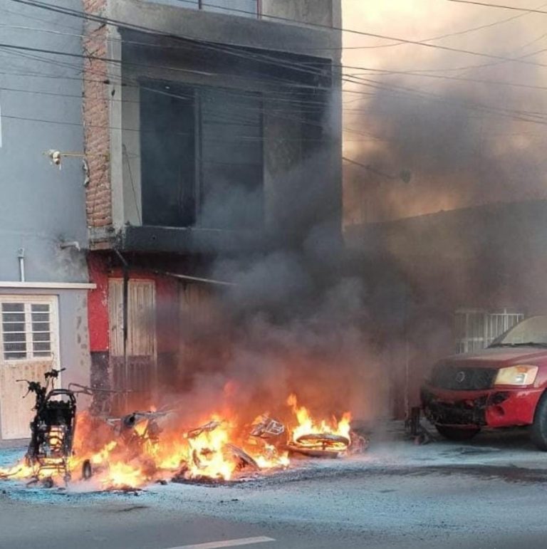 Incendio consume seis motocicletas en taller de la colonia Insurgentes