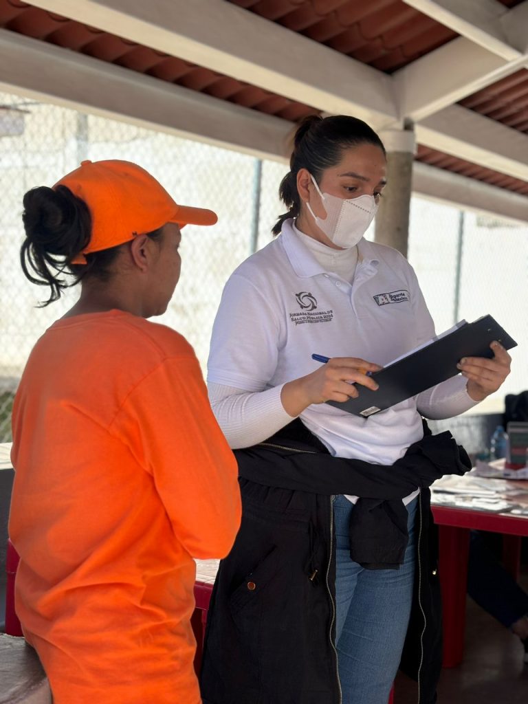 Feria de la salud en el Centro Femenil de Aguascalientes con motivo del Día Mundial de la Menopausia