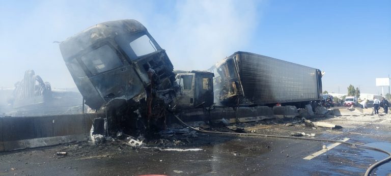 Dos tráileres se incendian tras impactarse en puente vehicular de Aguascalientes