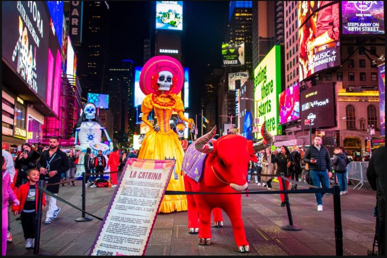 La Catrina de Aguascalientes luce en Times Square por Día de Muertos