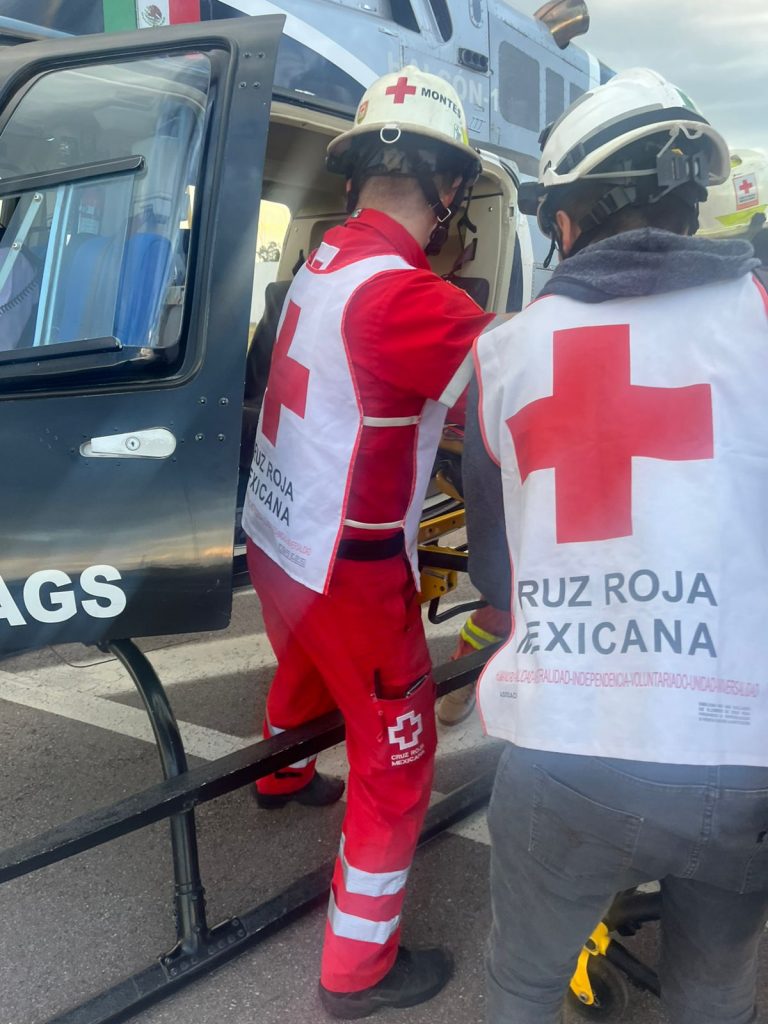 “Halcón Uno” realiza rescate aeromédico tras accidente en carretera federal 70