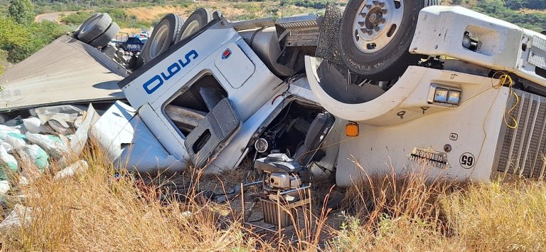 Muere trailero tras volcarse en carretera de Calvillo