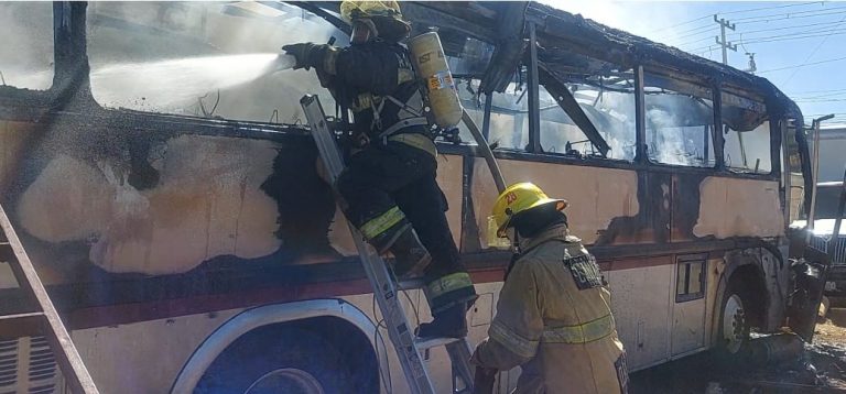 Incendio consume camión en taller mecánico de Aguascalientes