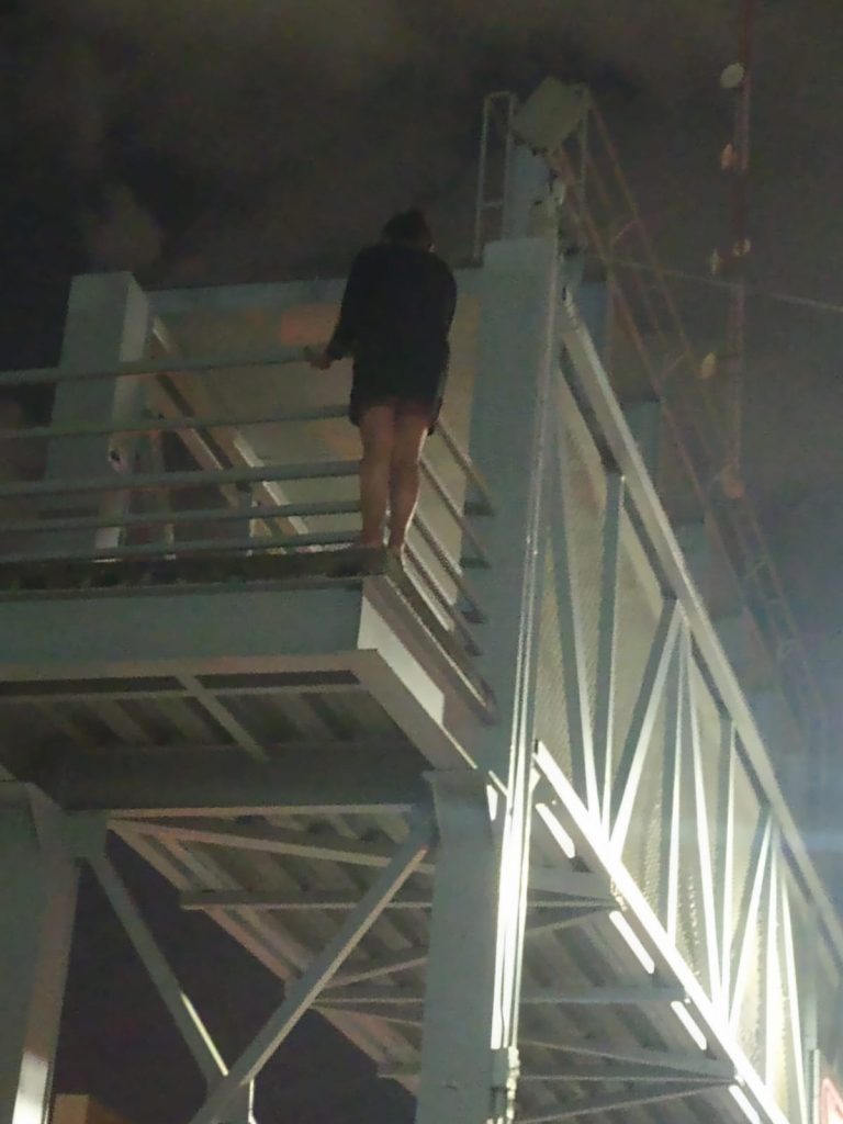 Rescatan a mujer que intentaba arrojarse de puente peatonal en Aguascalientes