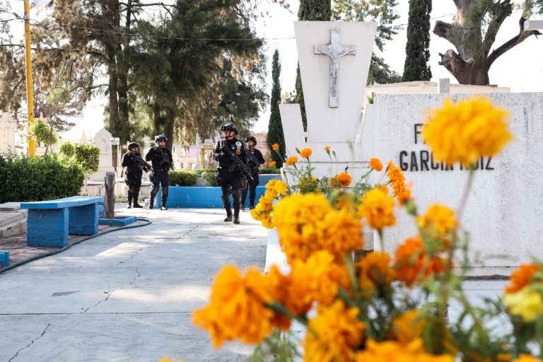 Refuerzan seguridad en panteones de Aguascalientes por Día de Muertos