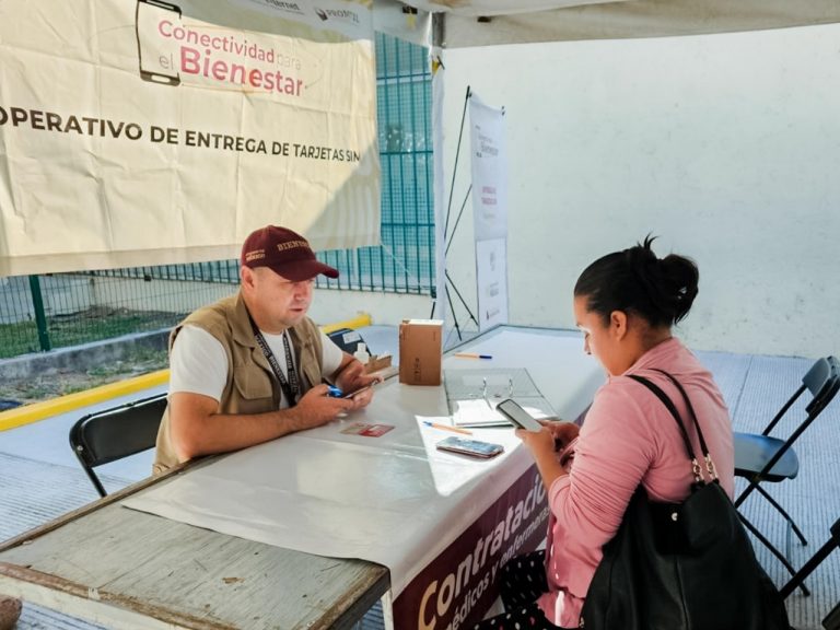 Bienestar entrega tarjetas SIM con internet en Aguascalientes