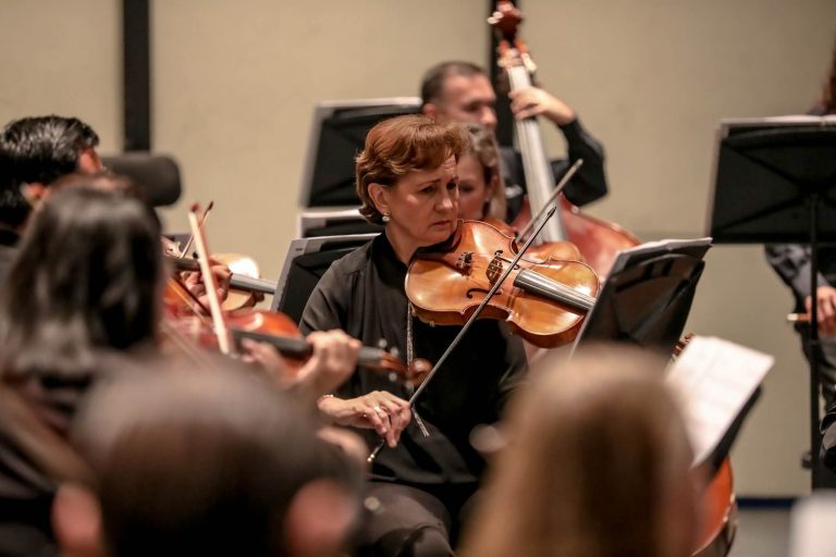 Edith Mora dirige a la Orquesta Sinfónica de Aguascalientes, con Nancy Olivares como solista invitada