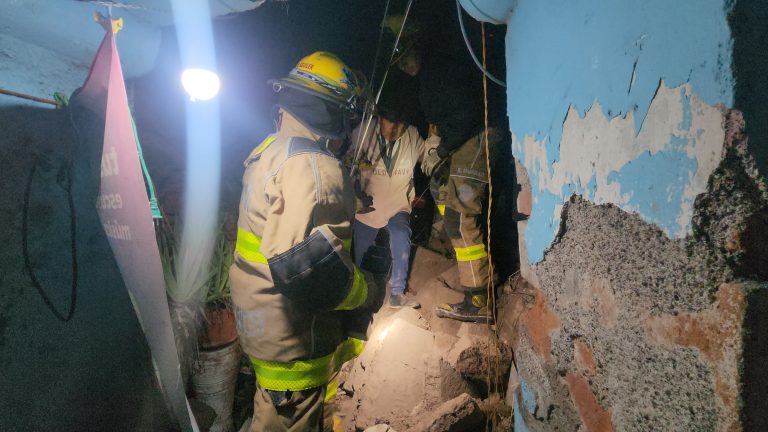 Colapso de vivienda en el Barrio de la Salud moviliza a Protección Civil y bomberos